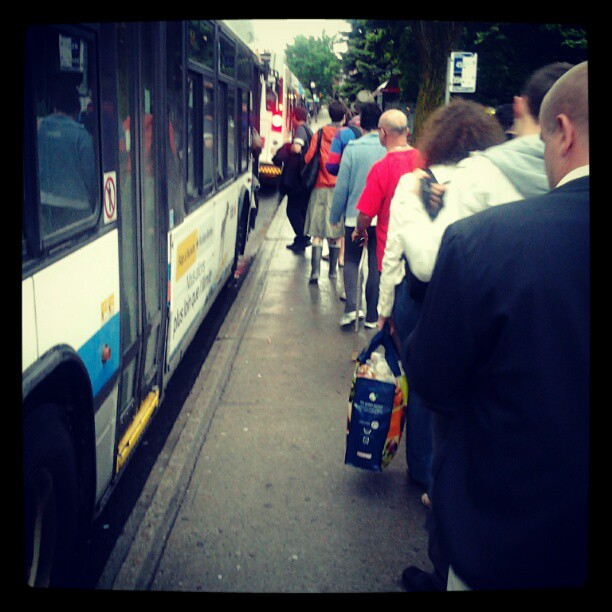 Sorbanallas buszra szallaskor. Itt mar csak ilyen jolneveltek a nepek. Eees mosolyogva koszon jonapot a sofor. / Getting on the bus in a Canadian way.